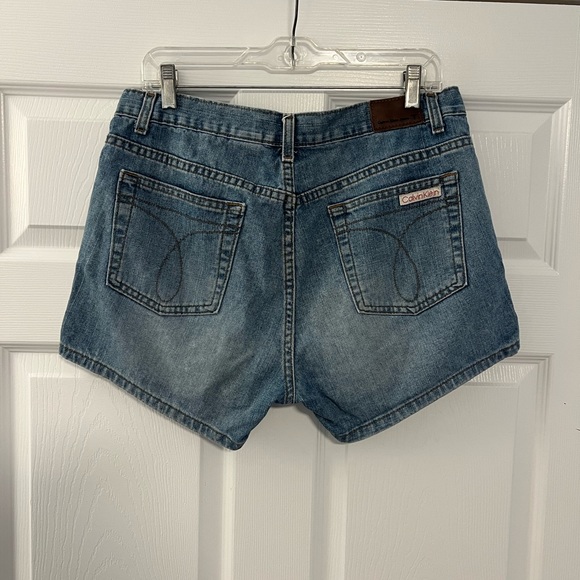 Size 10 Vintage light/medium washed Calvin Klein Jeans jean shorts. - Picture 2 of 2